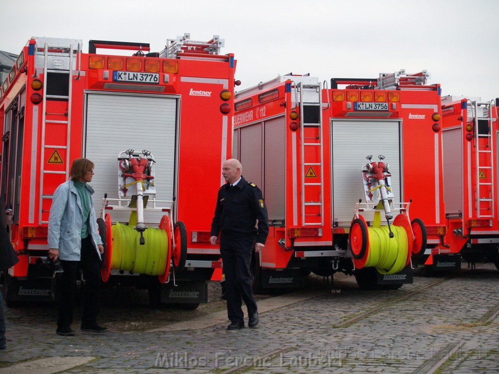 Neue LF`s fuer Koeln Uebergabe in Koeln Deutz an den Wachen  P061.JPG